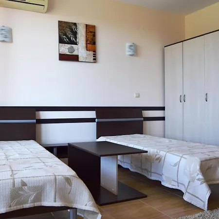 Bright With Parking & Pool *