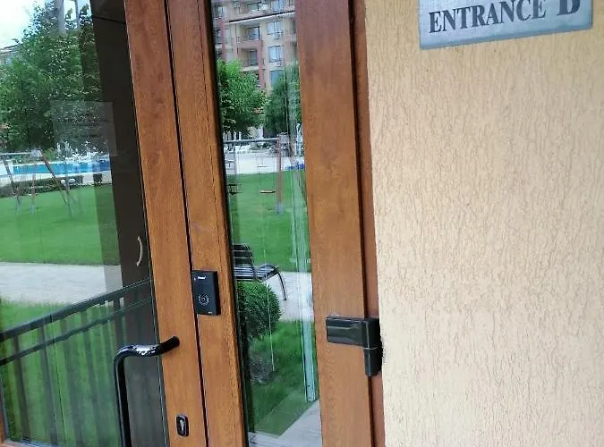 Апартаменты Bright With Parking & Pool Свети-Влас